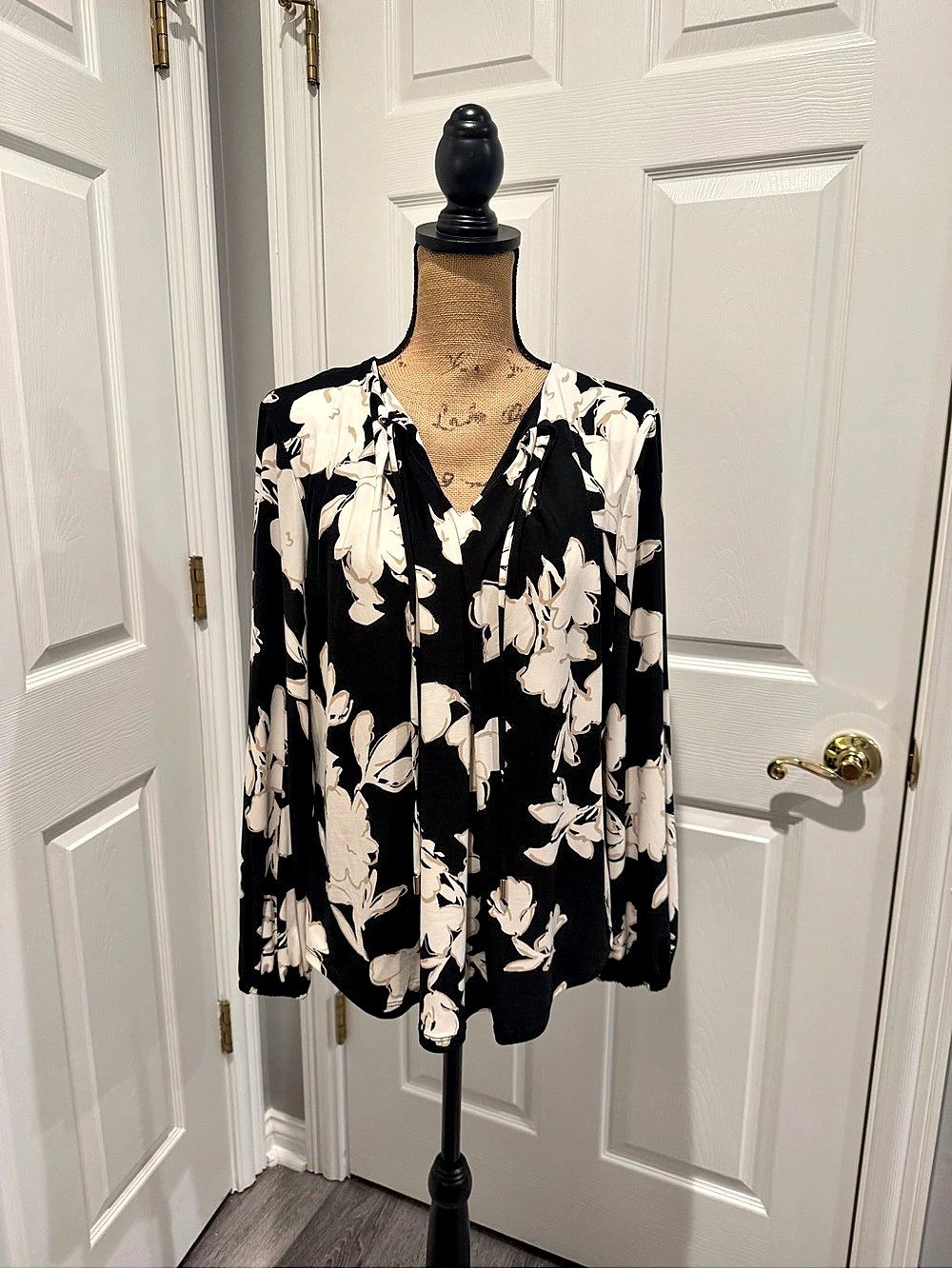 Anne Klein Anne Black Multi Floral V-Neck Blouse in Black & White Size Large NWT